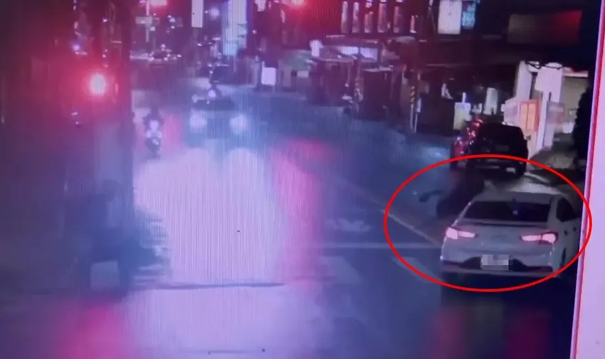 影/又見行人地獄！高雄女走斑馬線遭撞飛墜地　頭濺血幸無大礙