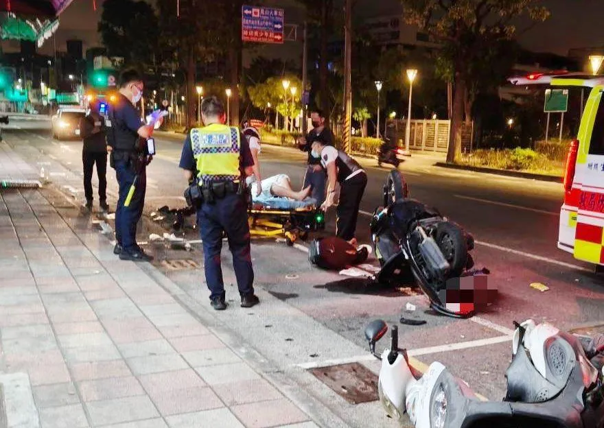 影/騎到2輪朝天！高雄男酒駕高速衝撞機車　臉也破了