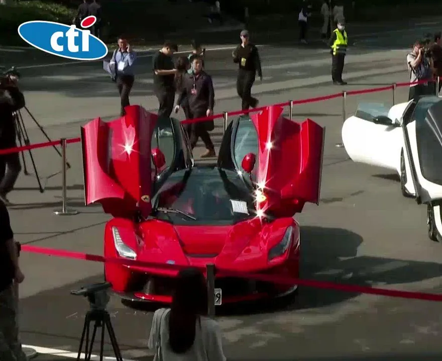影/太子集團豪車拍賣現場！法拉利「馬王」1.35億成交、山豬王流標