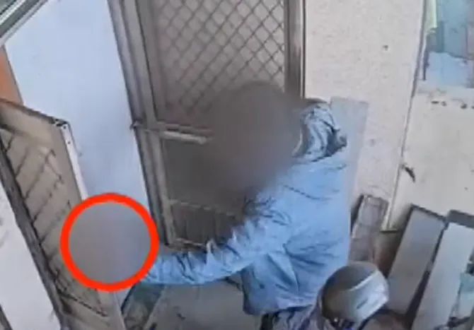 影/驚魂！彰化男持刀榔頭狂砸鄰居家　50秒暴力破門