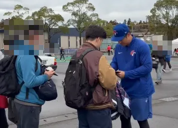 WBC/球迷奔宮崎相挺　林安可、陳傑憲「粉絲服務」好親民