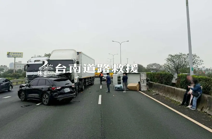 影/國1永康段狀況緊急！「5車相撞1車翻覆」釀全線封閉