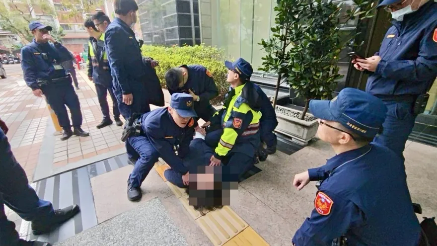 影/男子闖立院中興大樓嗆警動手　遭壓制逮捕送辦