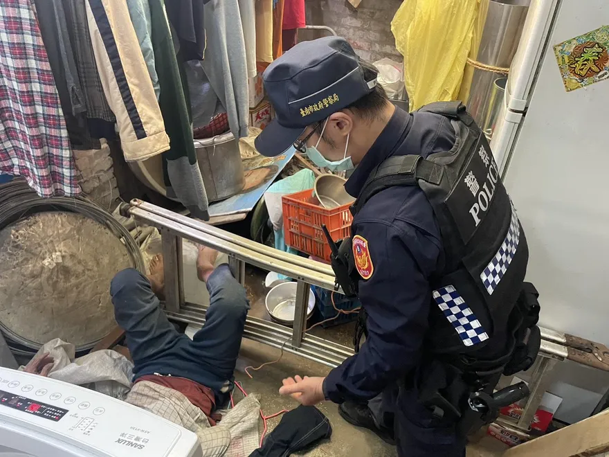 遇地震台南86歲獨居翁遭倒下鋁梯壓住18小時！里長報警助脫困