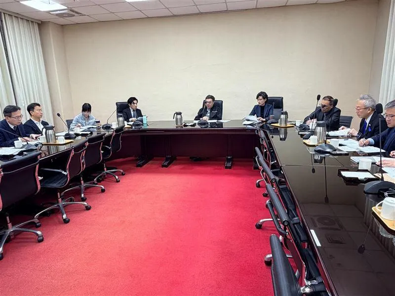 中東戰火燒不停！行政院宣布：關鍵原物料稅負減徵至9月、油價雙緩漲