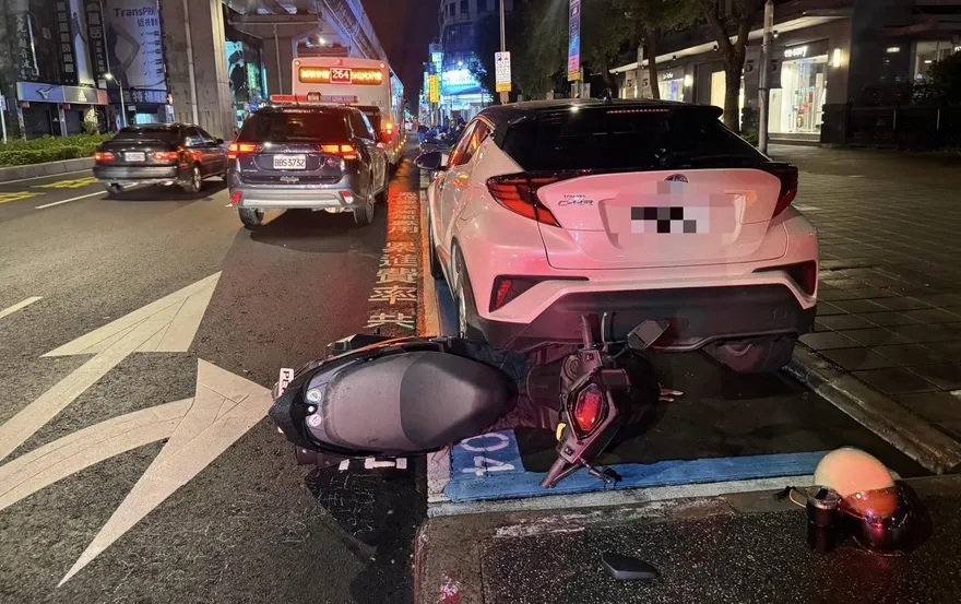 板橋機車自摔衝撞公車、自小客　騎士慘摔骨折送醫