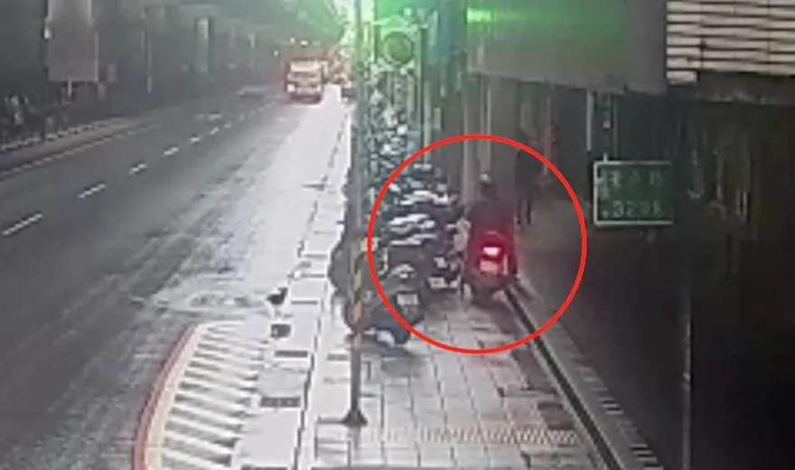 影/新北中和老翁人行道催油門暴衝　8機車無辜遭殃