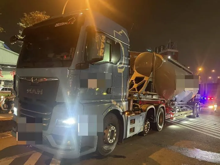 國1彰化段17車追撞！半聯結車爆胎　輪胎皮散落惹禍