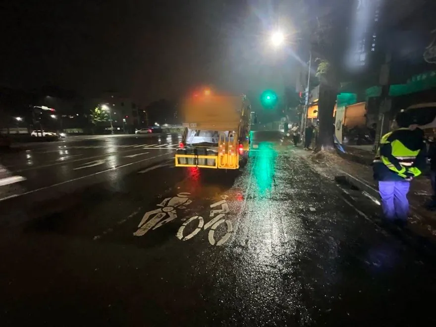 高雄男雨夜遭清潔車撞傷　環保局：會負起賠償責任