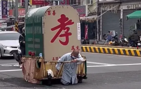 孝心感動萬人！屏東界舟法師跪行拉棺材車　只為發揚孝道