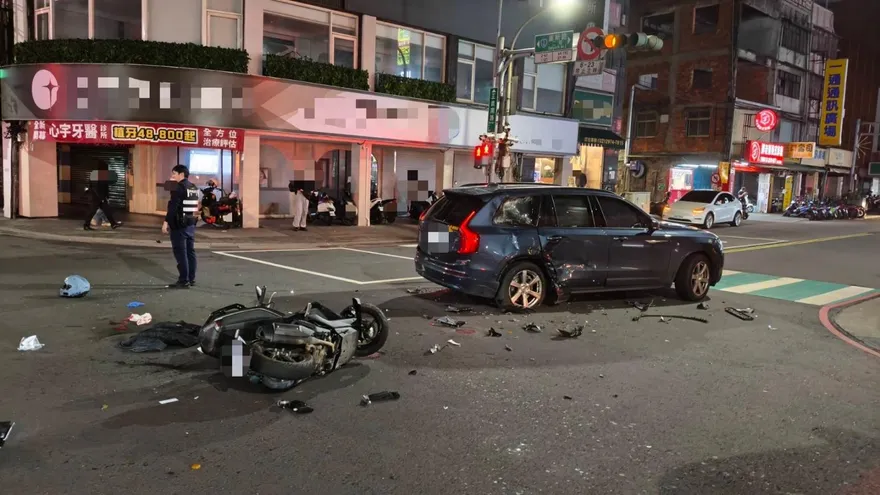 影/三重汽機車對撞騎士騰空飛起　翻轉一圈重落地斷腿