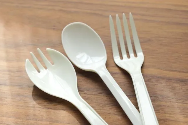 「裸裝免洗餐具」藏危機！營養師示警恐有金黃色葡萄球菌