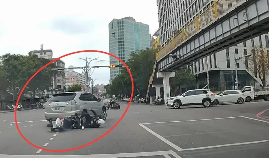 影/新竹男拒檢衝撞倒車輾警逃逸　無照又攜毒今晨落網