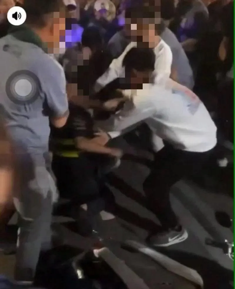 影/療癒！高雄89猴「酒駕挑釁遶境陣頭、警方」遭合力壓制