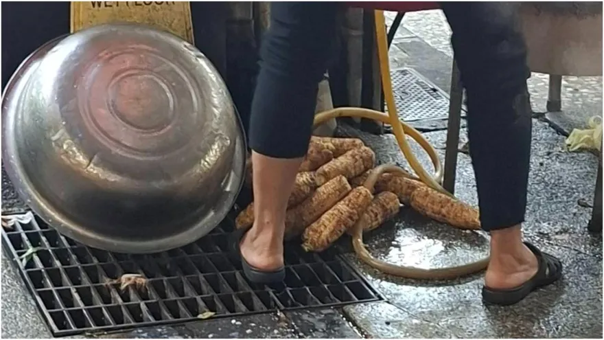 烤玉米攤食材放水溝蓋上　女兒改店名道歉：放過老人家