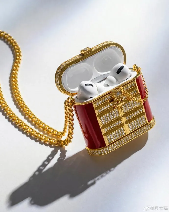 周大福推「鑲鑽黃金耳機盒」　要價363萬、限量僅1件已售出