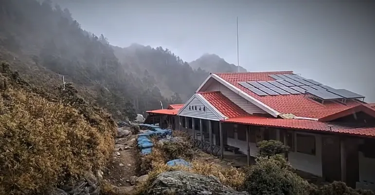 罕見3月雪！高山急凍0度　嘉明湖山屋清晨降雪20分鐘