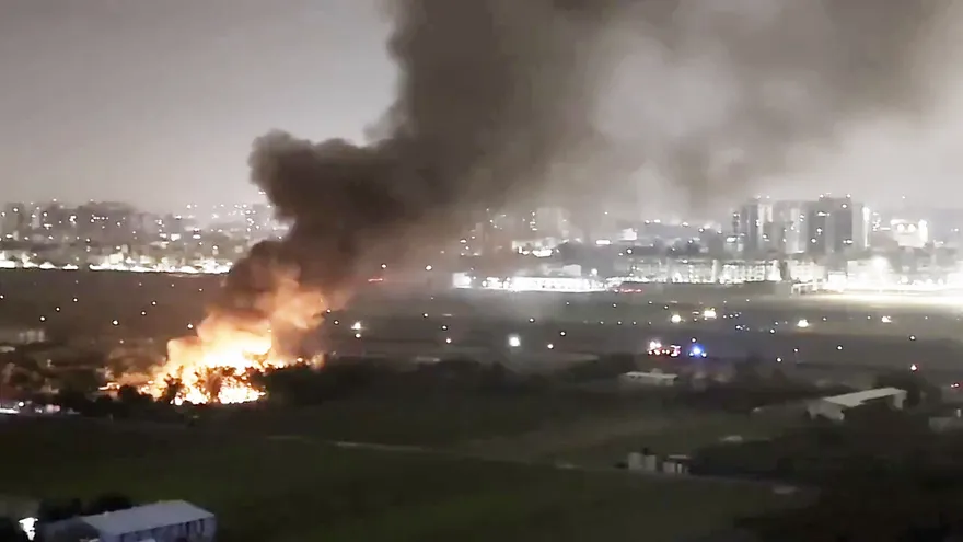 影/小港機場跑道旁「菜園猛烈燃燒」！黑煙狂竄火海現