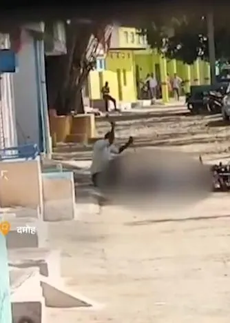 影/駭人！印度男持鐵鎚隨機殘殺16歲少年　當眾「吃腦飲血」