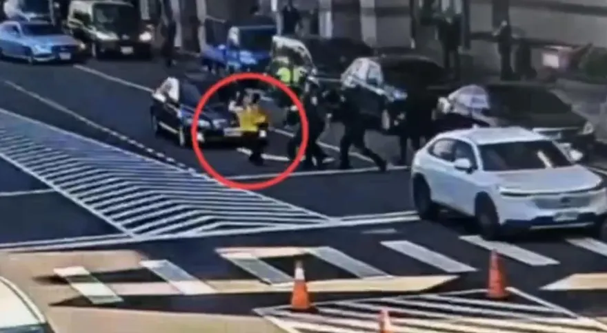 影/新黨游智彬民進黨中央黨部丟雞蛋　遭警架離送辦