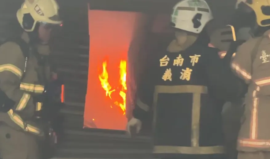 2月才被毒駕衝撞！台南連棟鐵皮屋大火延燒7間　機車行夫妻受困成焦屍