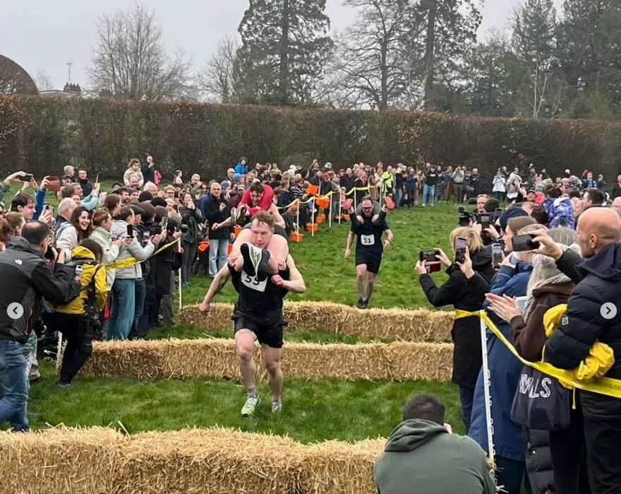 影/克服重重障礙！英國逗趣「扛老婆大賽」　冠軍贏得一桶啤酒