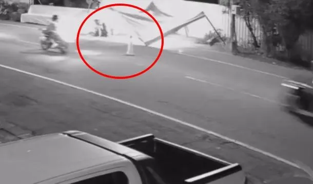 埔里機車暗夜撞倒靈堂棚架　喪家傻眼：差點延誤告別式