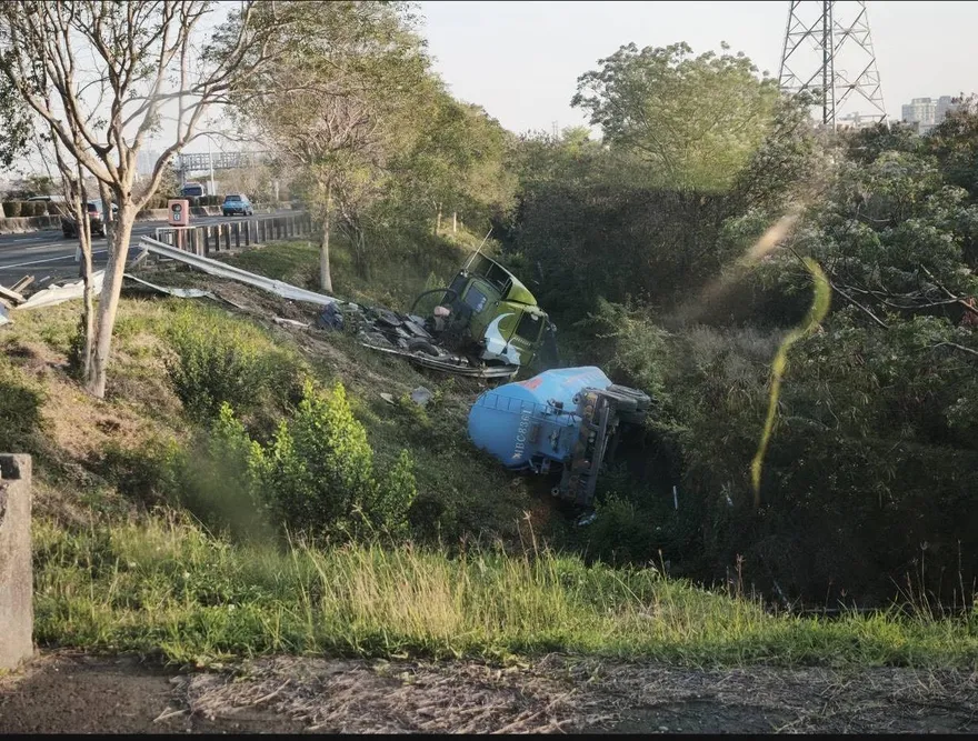 影/國1大貨車翻落邊坡「車頭、車體分離」　驚悚畫面曝