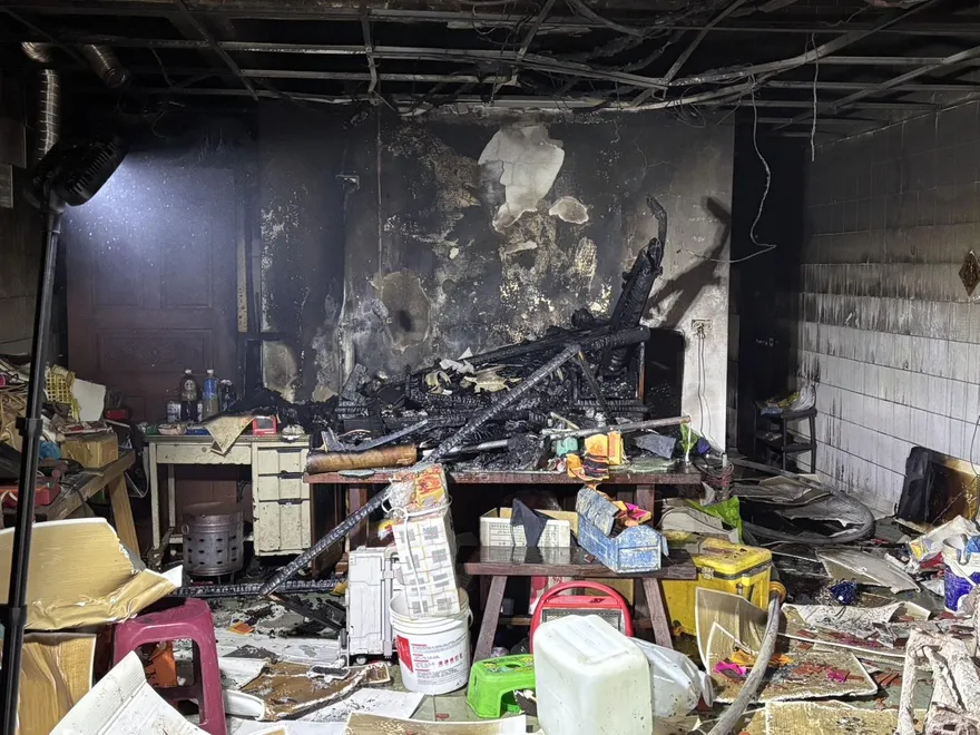 神明廳起火燒掉家！香山4人驚恐逃生　警消急護愛犬保命