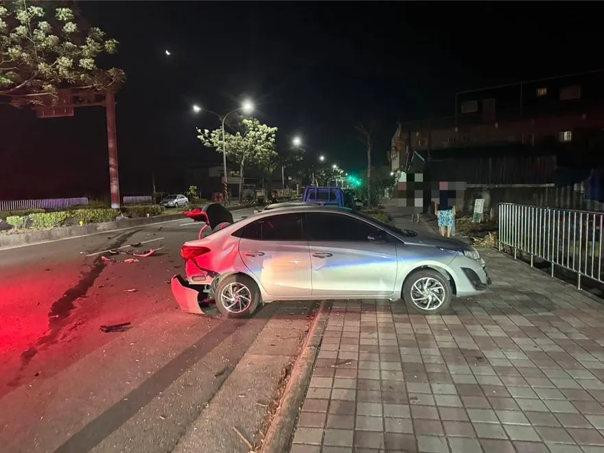 影/高雄21歲男毒駕撞爛路邊2車　警查獲喪屍煙彈