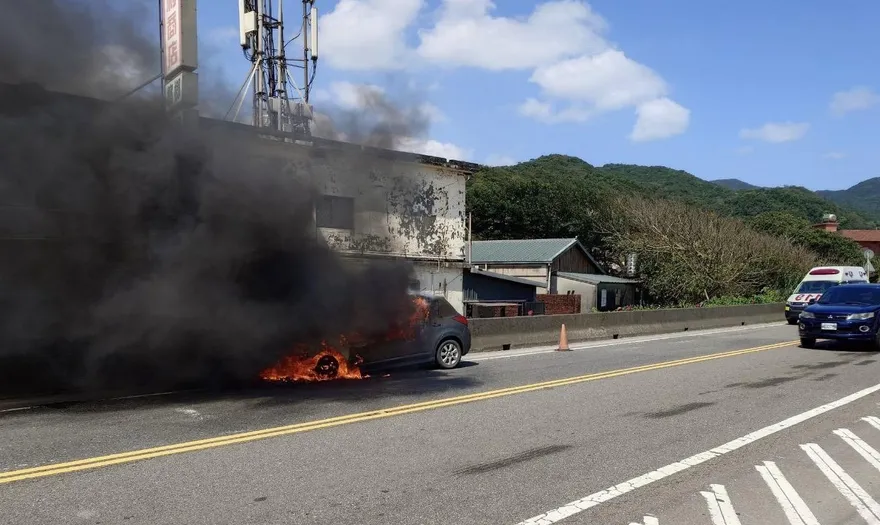 新北貢寮火燒車駕駛急跳車　自小客燒到剩骨架