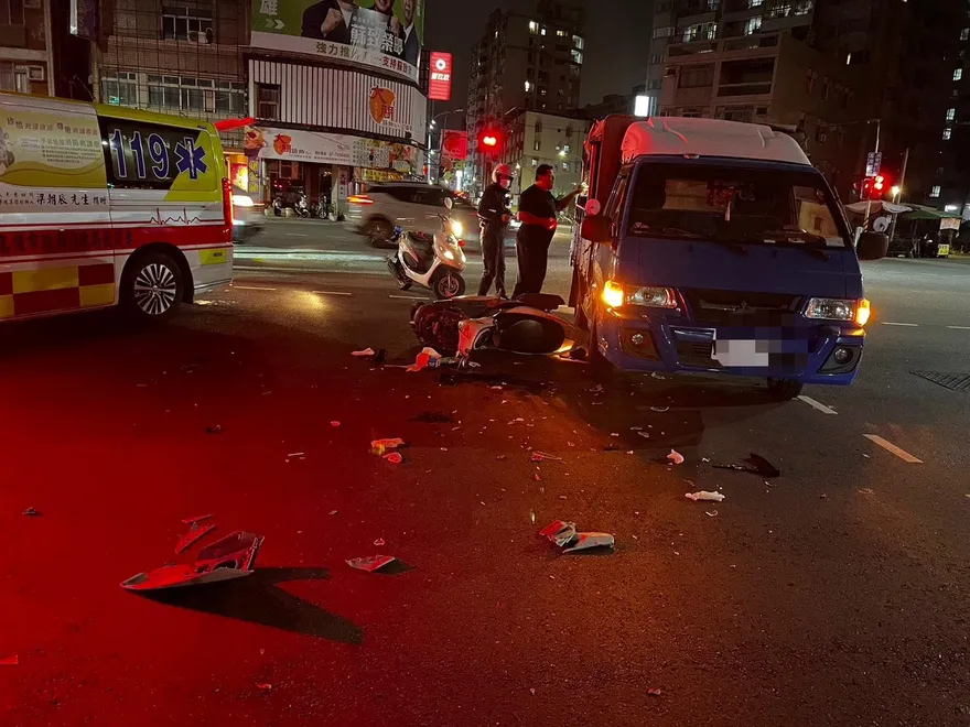 影/小貨車左轉未讓！女騎士高速撞上「機車面目全非」一度昏迷