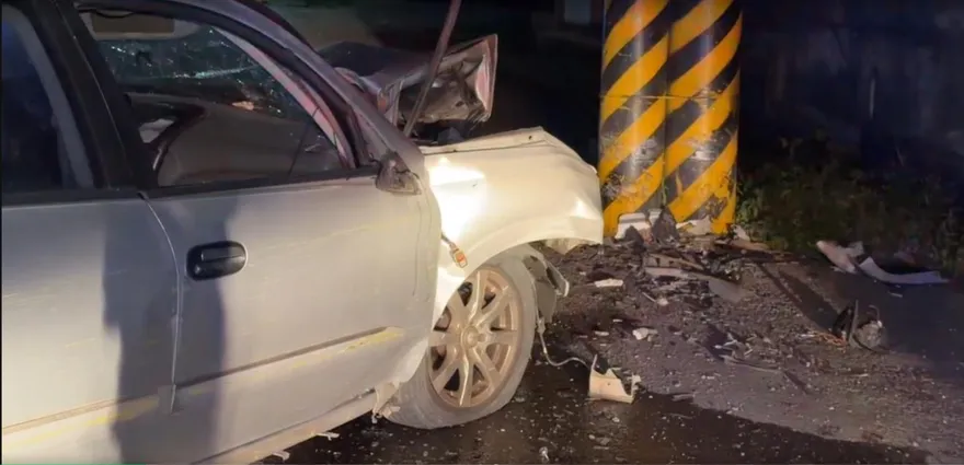 疲勞駕駛釀禍！岡山小客車自撞電線桿　2人受困送醫