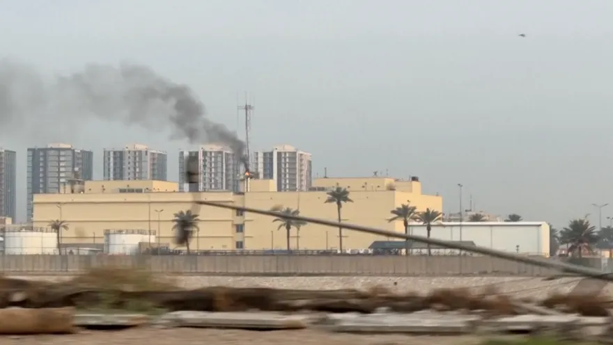 影/濃煙滾滾畫面曝！美駐伊拉克大使館遇襲　飛彈擊中停機坪