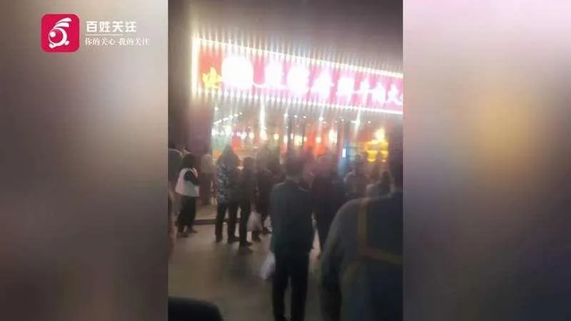 影/別在門口跳廣場舞！武漢火鍋店老闆勸離遭拒　怒持刀傷2人