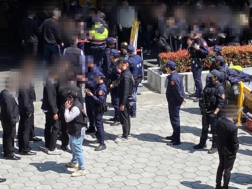 影/《角頭》監製父告別式數百黑衣人到場　警維安逮2通緝犯