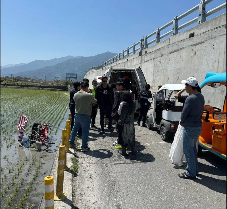 台東池上大橋爆電動自行車「雷殘」　4人噴飛送醫