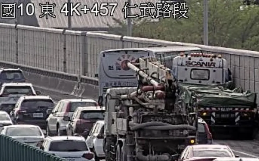 國道10號仁武段2大車追撞　遊覽車、曳引車擠路肩