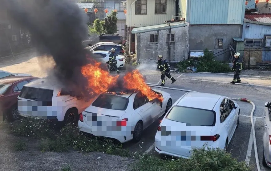 北投關渡宮旁賓士車遭烈焰吞噬　警查出竟是人為造成