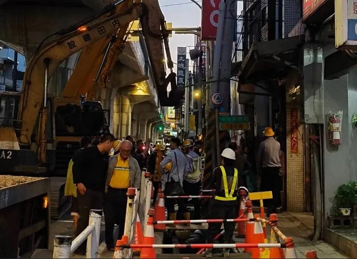 台電無辜遭波及！土城人行道施工不慎害電桿傾124戶停電
