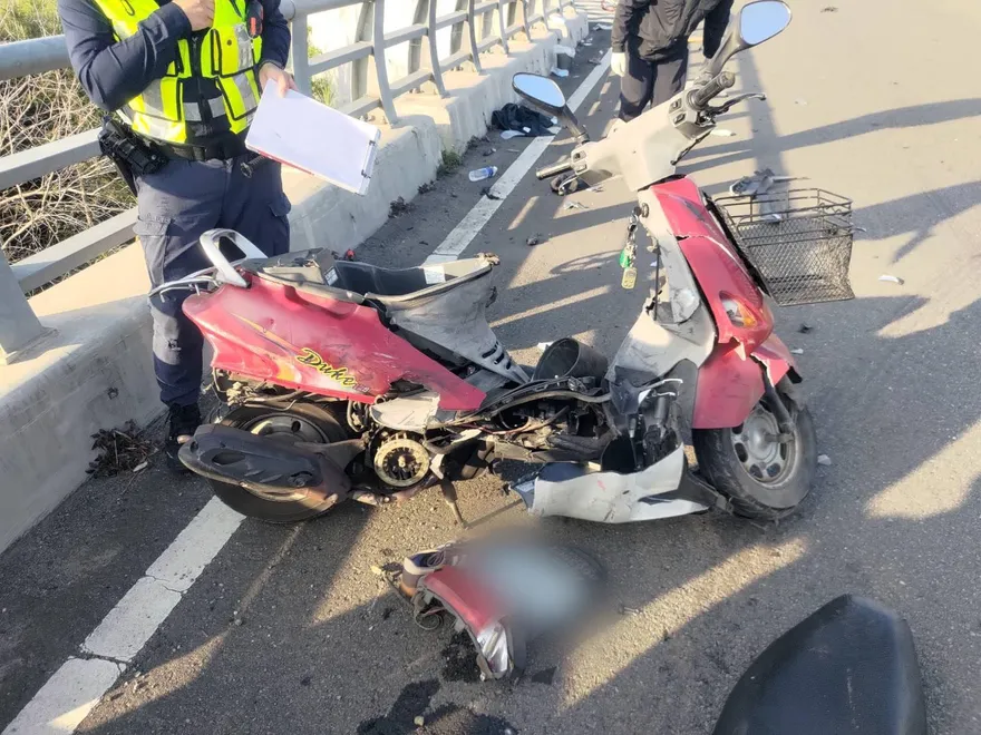 影/平安大橋不平安！苗栗7旬翁遭撞「噴飛重摔」送醫不治