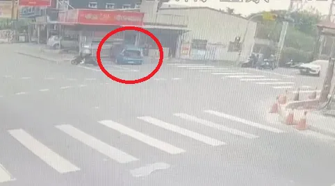 影/屏東貨車連撞2車！藍車衝進檳榔攤　女業者逃劫嚇癱