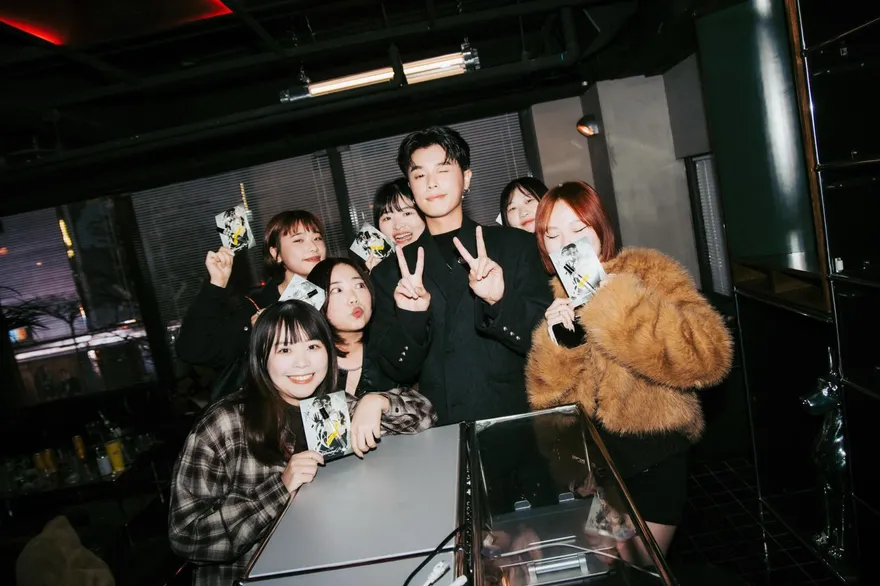 才認愛袁惟仁女兒！HowZ突公開怒摔手機影片　快閃信義區揭現況