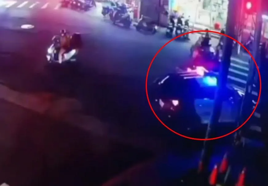 影/新竹警撞機車！零件四散騎士受傷　驚悚畫面曝光