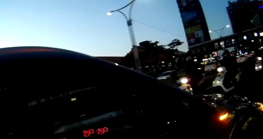 影/淡水行車糾紛！女駕駛持辣椒槍甩棍恐嚇　快打警出動逮人