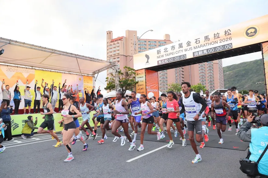 雷理莎爽喝大杯珍奶！肯亞男女將包辦萬金石馬拉松冠軍