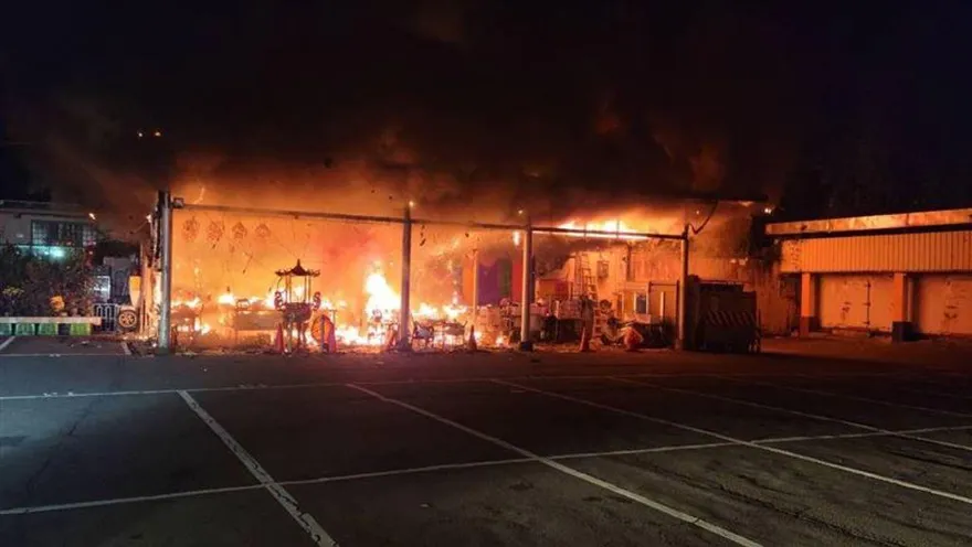 影/基隆驚見三級火警！果菜市場內「廟宇全面燃燒」