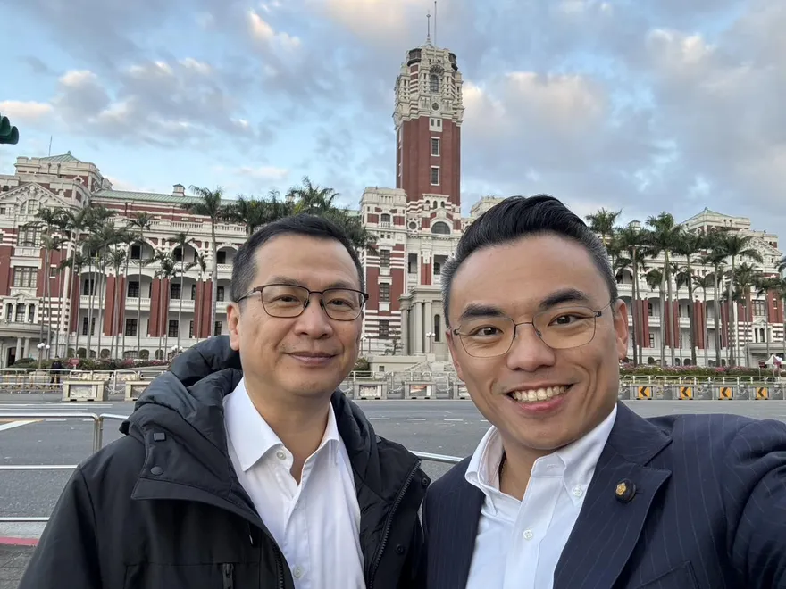 羅智強洪孟楷府前散步　討論引入鞭刑制度可能性