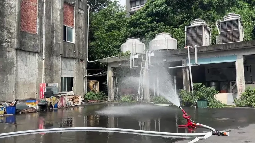 影/基隆歇業食品廠危險「氨氣」大量外洩　消防灑水警戒