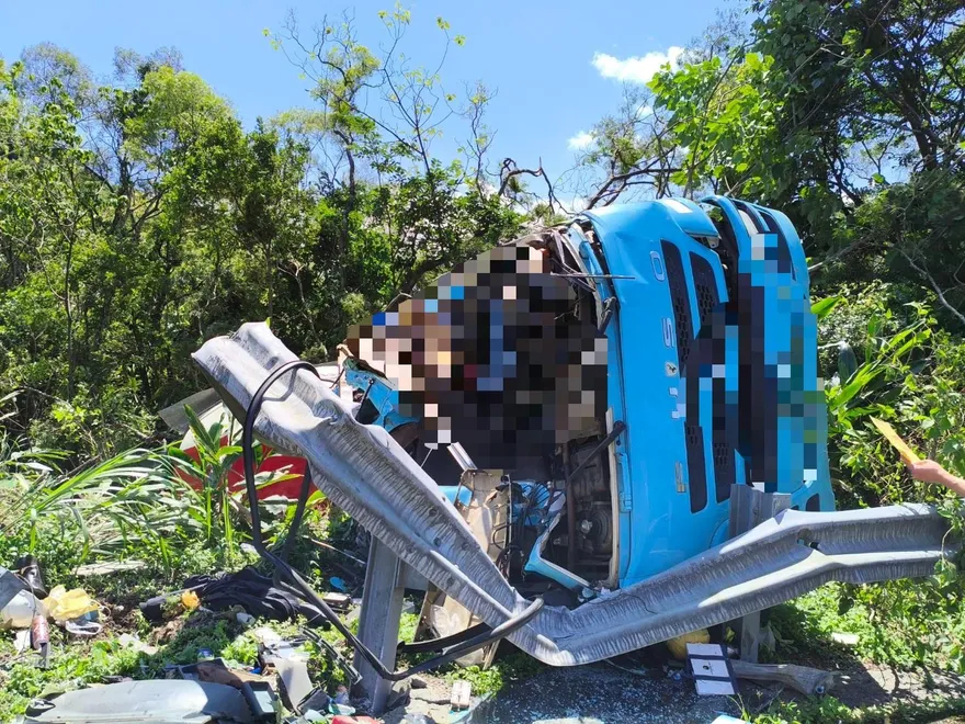 影/國3甲辛亥聯絡道水泥車翻覆　司機遭夾臟器外露慘死